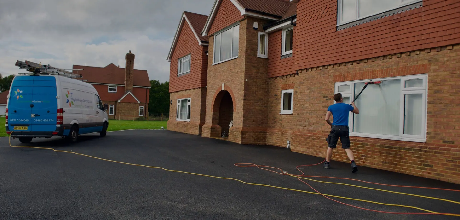 Window cleaning with a water-fed pole from the ground